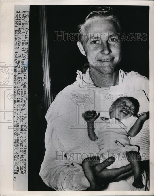 1952 Press Photo Edward Eugene Yargo & baby he found abandoned in Houston - Historic Images
