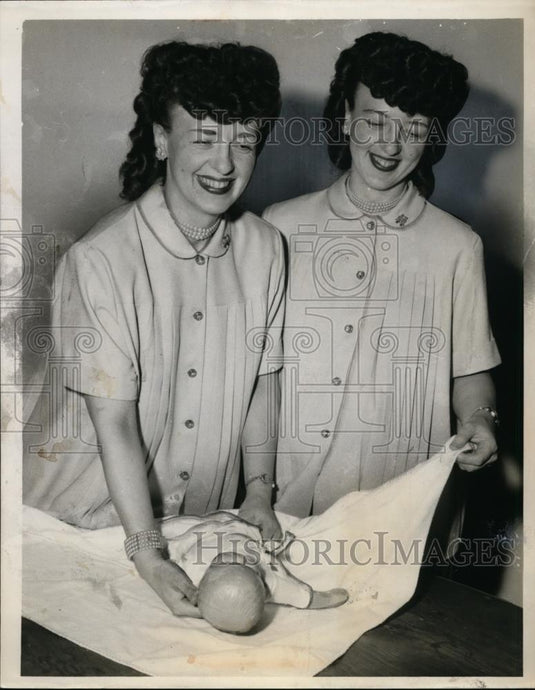 1954 Press Photo Mrs Thomas Boris & Mrs Richard rabowski sisters with a baby - Historic Images
