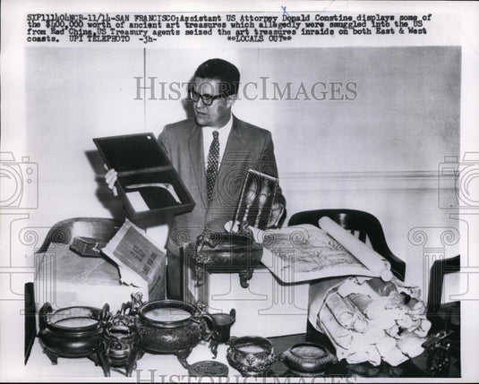 1960 Press Photo Assistant Attorney General Donald Constine & smuggled art - Historic Images