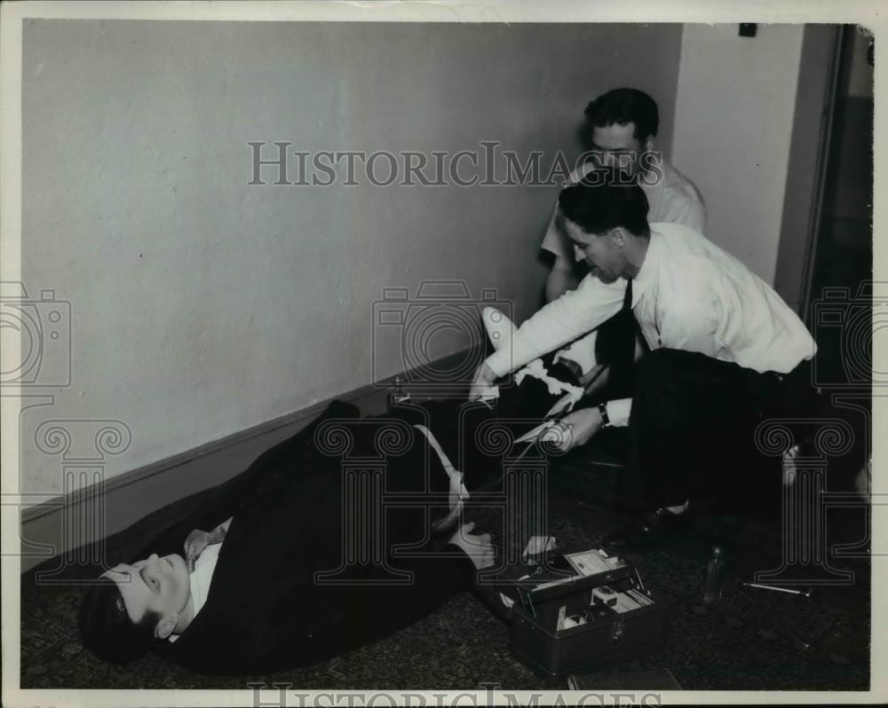 1937 Press Photo Showing how to apply a Thomas Splint on a fractured leg - Historic Images