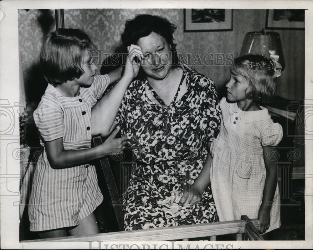 1946 Press Photo Mrs Ada Zerbe &amp; kids Carol &amp; Barbara whose dad was killed - Historic Images