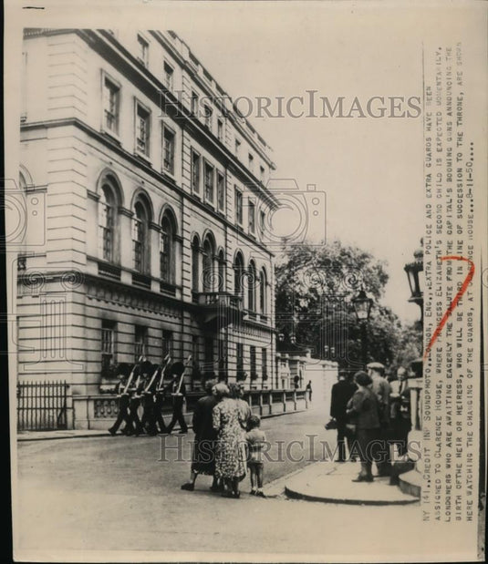 1950 Press Photo Police & guards at London Clarence House for birth of Princess - Historic Images