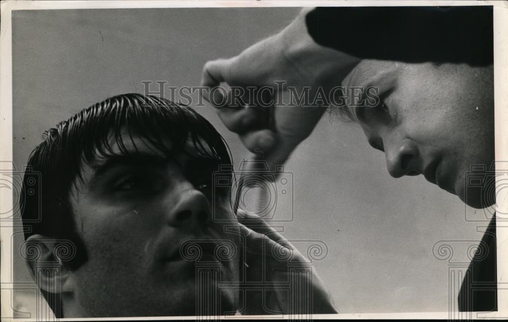 1968 Press Photo Robert Meeks works on a hairstyle at Cleveland sculpture event - Historic Images