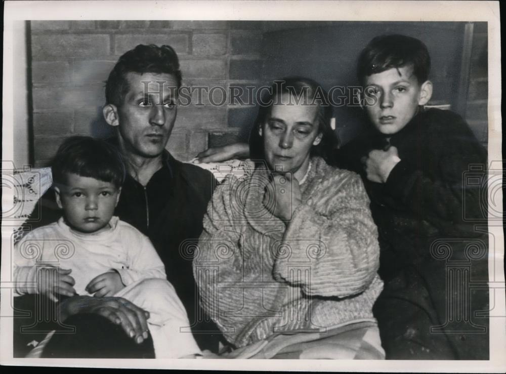 1950 Press Photo Mr &amp; Mrs Roy Harding &amp; 2 sons survived fire that killed 6 - Historic Images