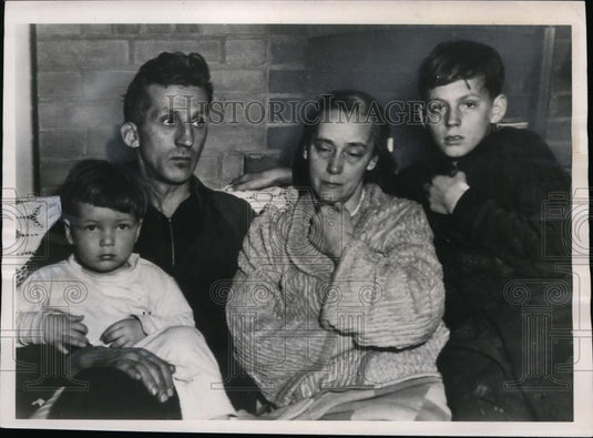 1950 Press Photo Mr & Mrs Roy Harding & 2 sons survived fire that killed 6 - Historic Images