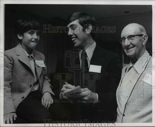 1971 Press Photo The oldest & youngest members of the PD's Grandstand Managers - Historic Images