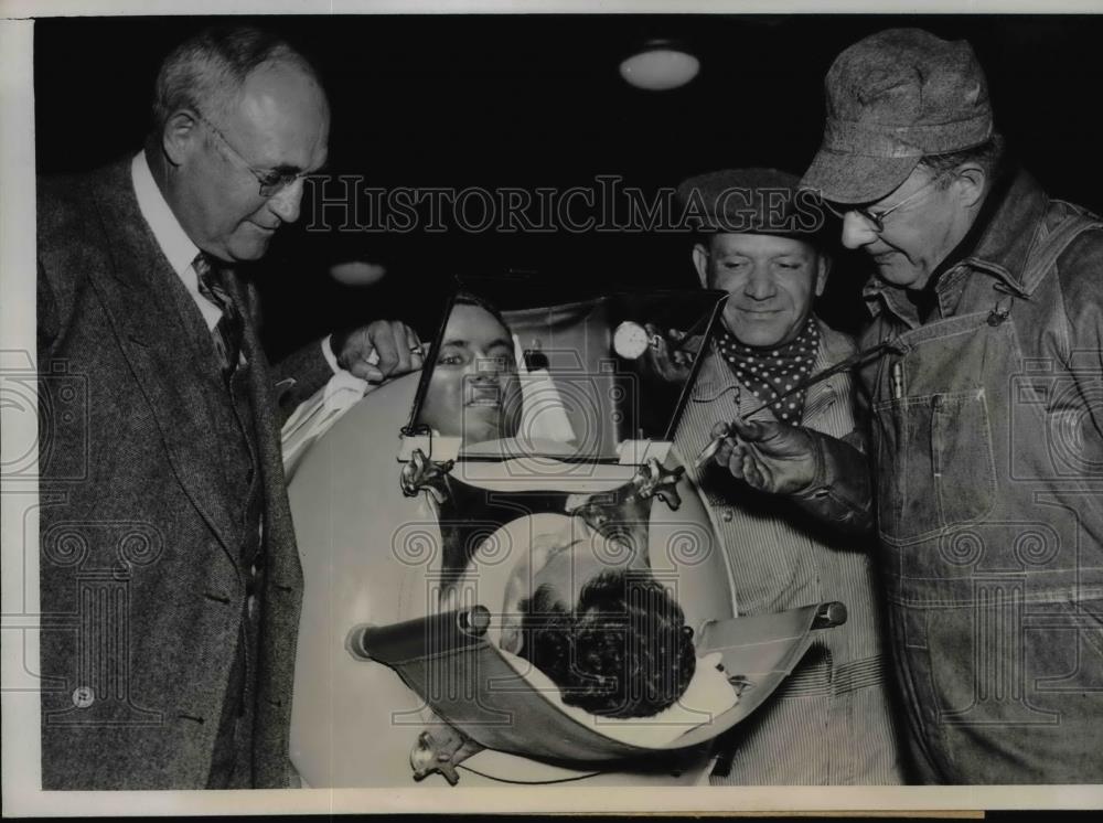 1938 Press Photo Frederick Snite Jr.gives order to his engineer of special Train - Historic Images