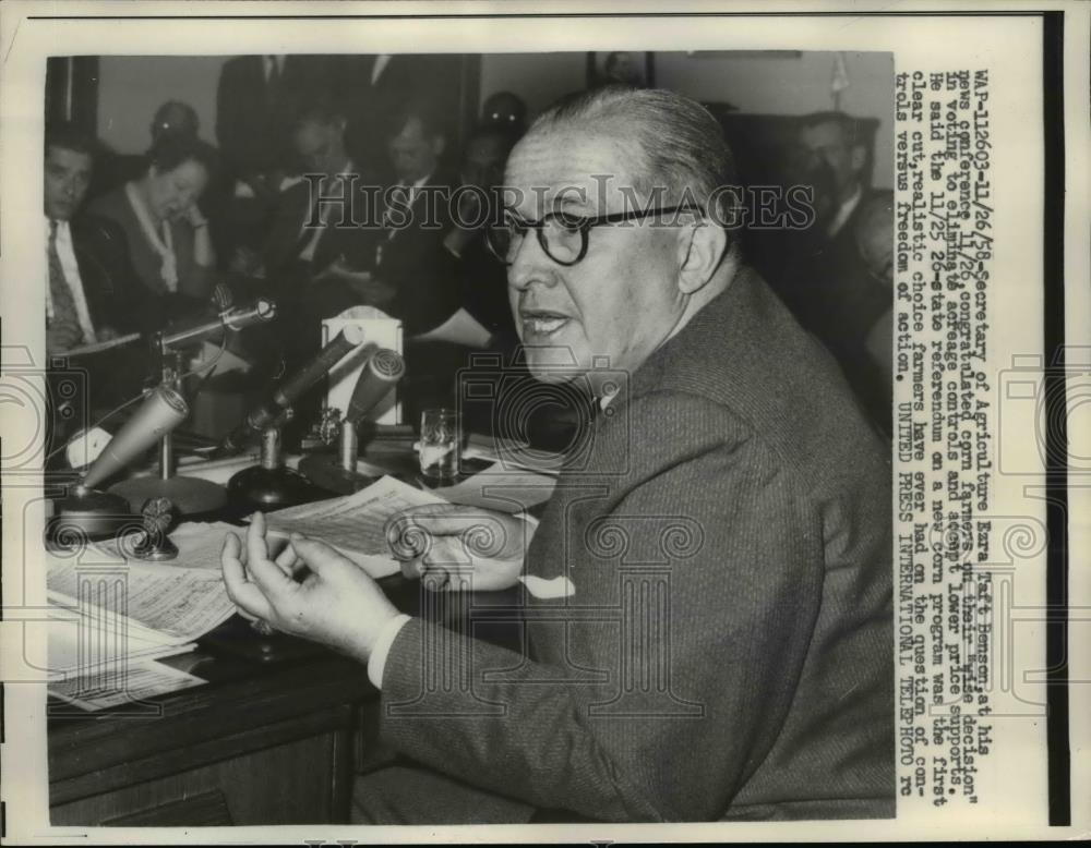 1958 Press Photo Ezra Taft Benson, Sec of Agriculture congratulate corn farmers - Historic Images