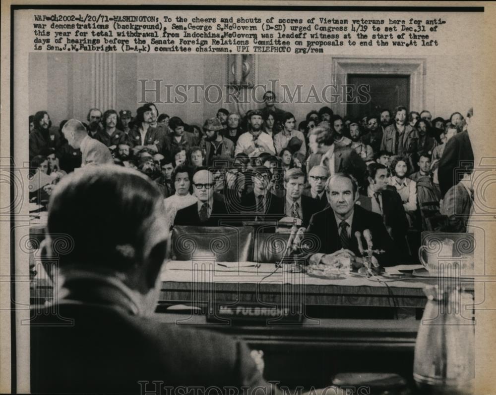 1971 Press Photo Anti War demonstration at the back of Sen. George S McGovern - Historic Images