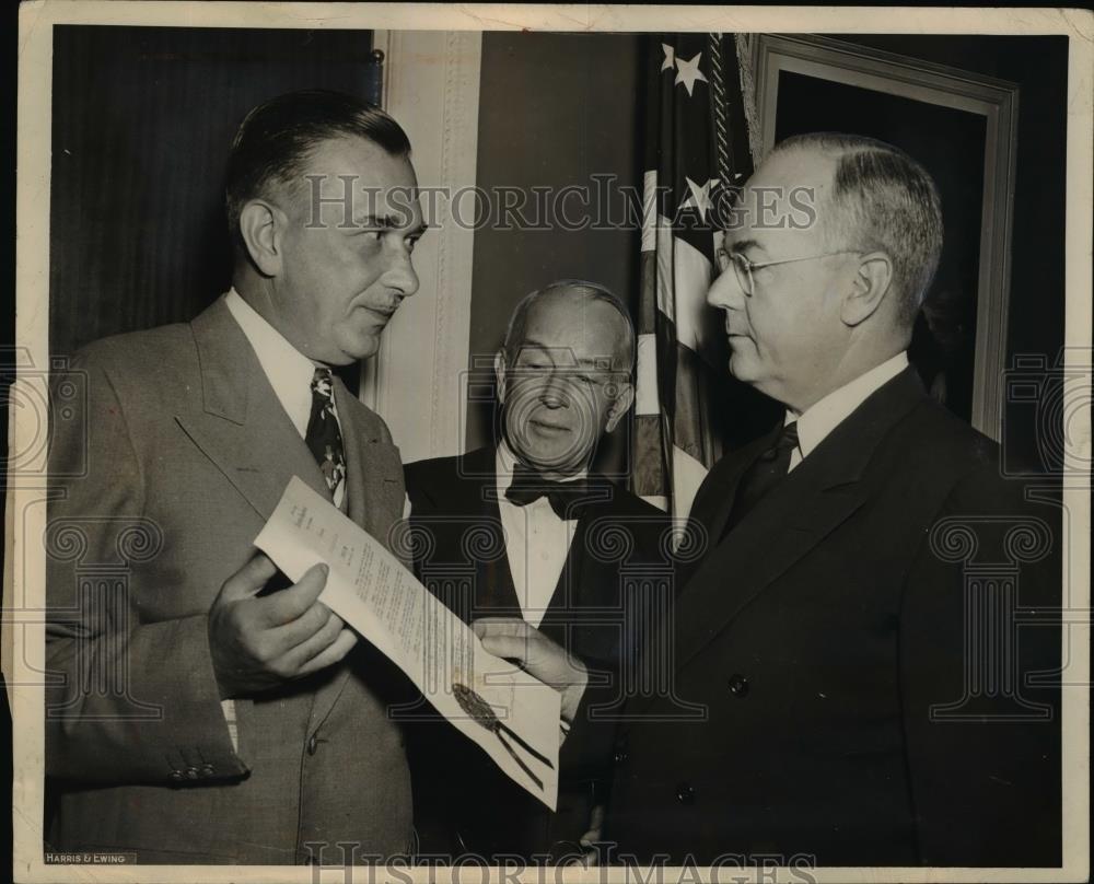 1948 Press Photo John W.Synder receives Ohio&#39;s Security Loan Week Proclamation. - Historic Images