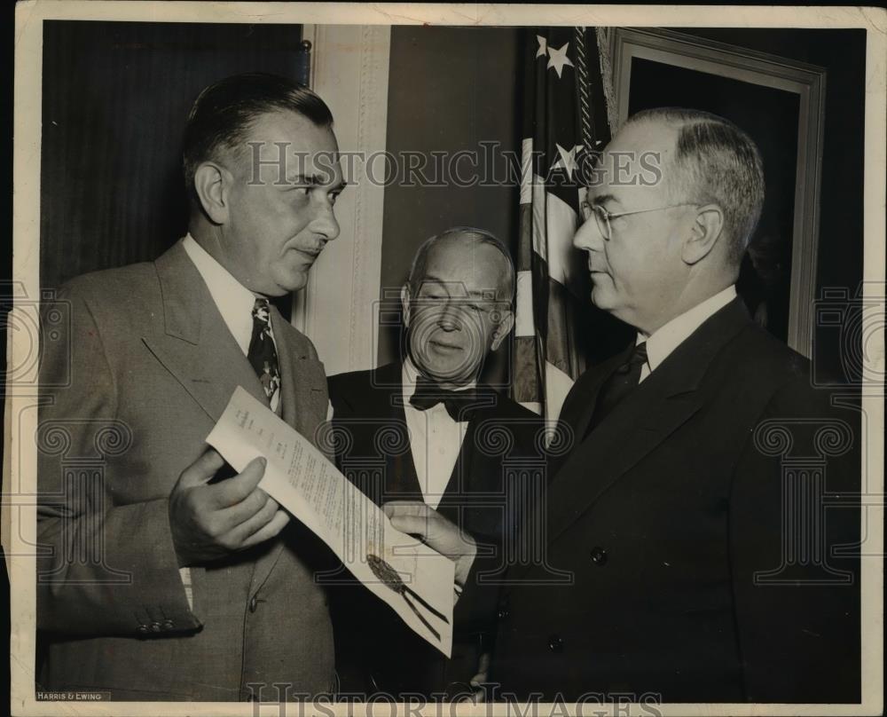 1948 Press Photo John W.Synder receives Ohio's Security Loan Week Proclamation. - Historic Images