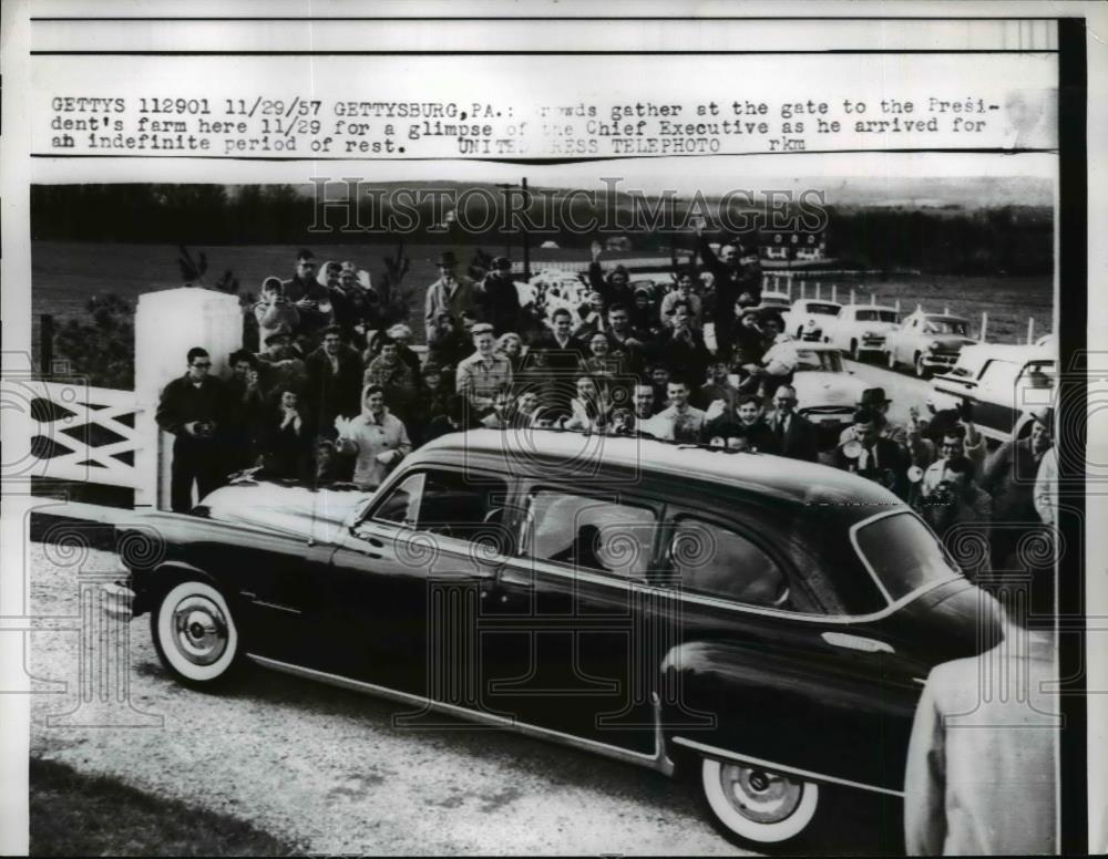 1957 Press Photo President Eisenhower arrives at his Gettysburg PA farm - Historic Images