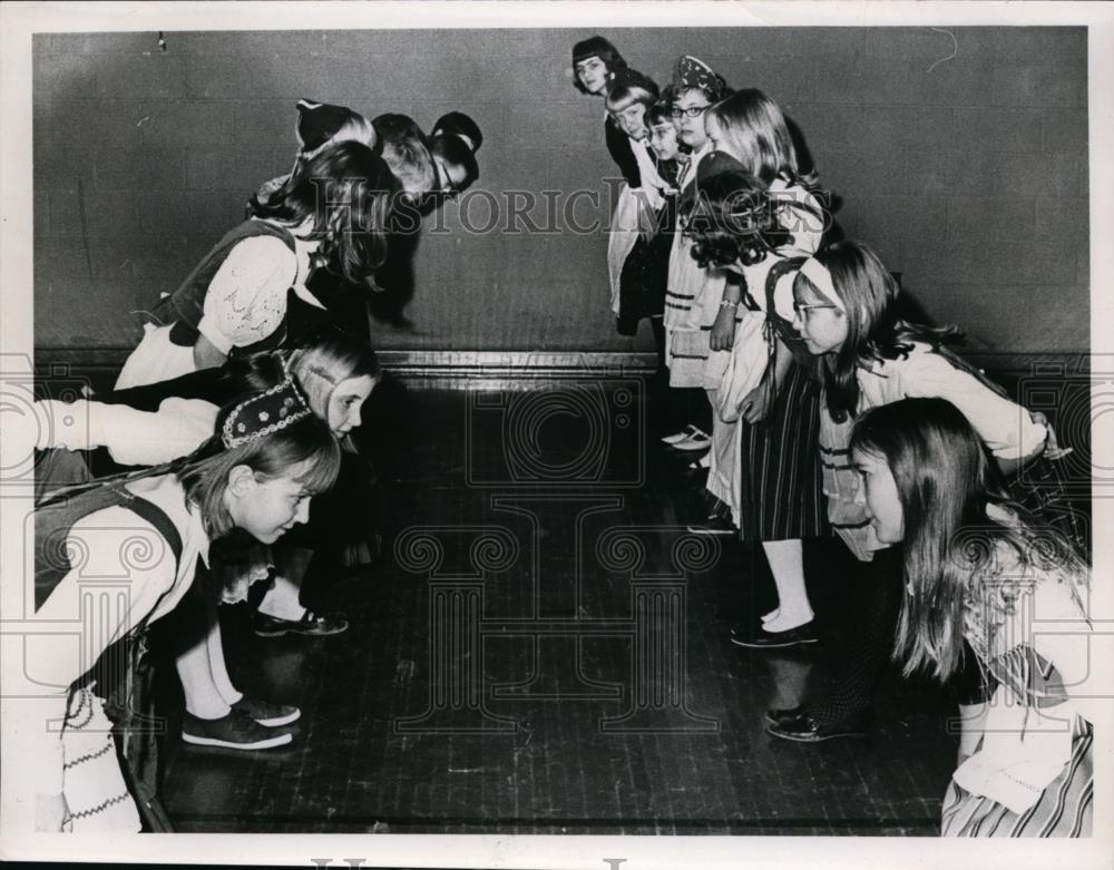 1967 Press Photo Folk dancers at McKinley Elementary school in Farport Harbor - Historic Images