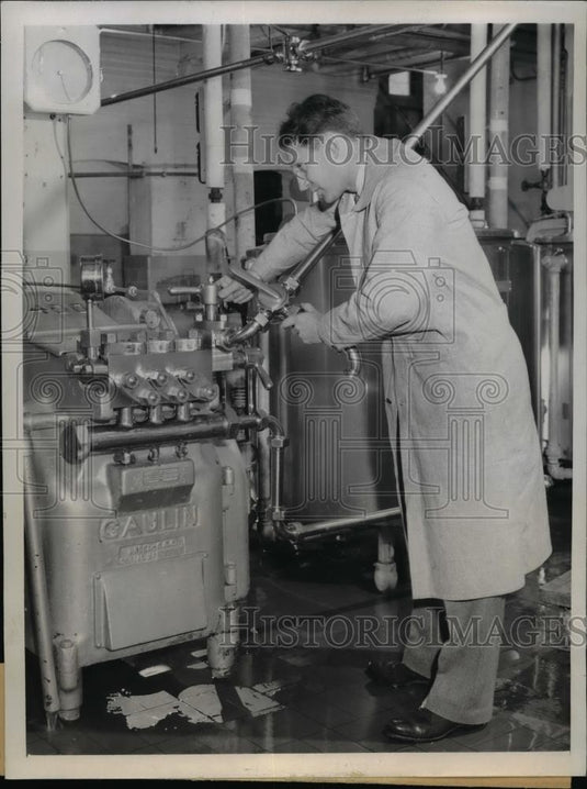 1943 Press Photo Dr.K.G. Weckel developed a dairy product called Dyne - Historic Images