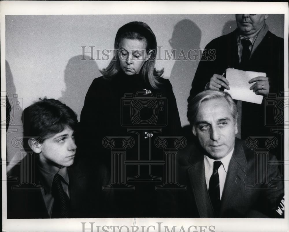 1970 Press Photo Howard J.Samuels with son Howard Jr held for Possesion of drugs - Historic Images