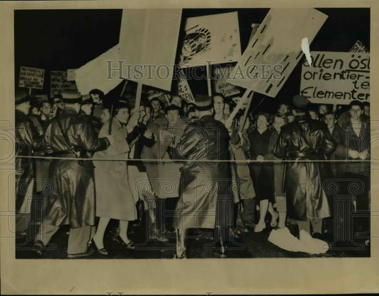 1956 Press Photo Swiss People engaged at Kremlin conquest in Hungary. - Historic Images