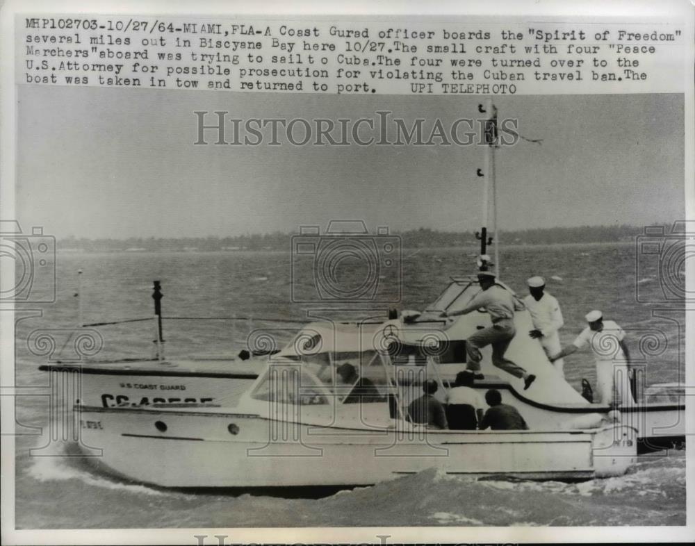 1964 Press Photo Coast Guard Officer Boards The &quot;Spirit Of Freedom&quot; - nee85187 - Historic Images