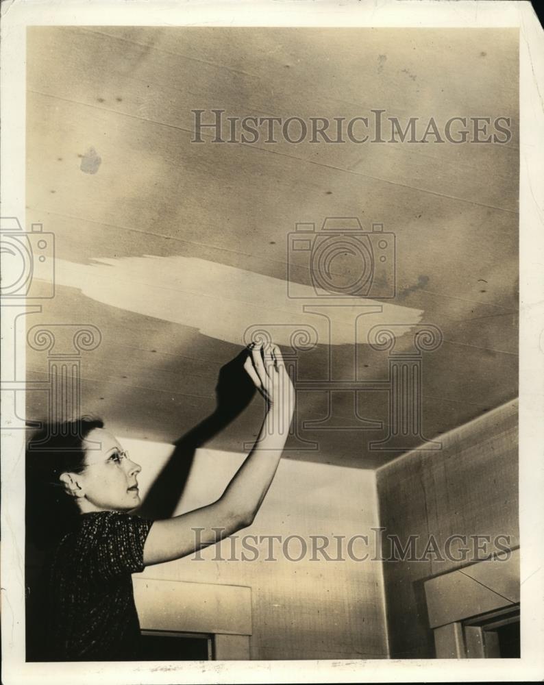 1940 Press Photo A plasterboard ceiling cleaned by a woman on a ladder - Historic Images