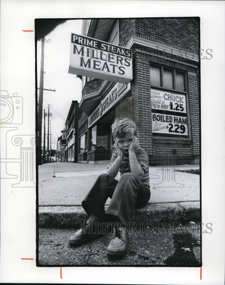 1977 Press Photo Mike Payne mourns as Miller&#39;s Meat closes - cva92665 - Historic Images