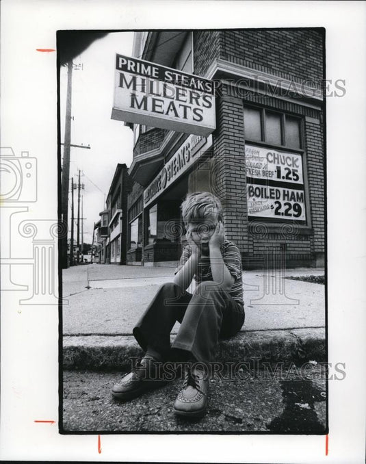 1977 Press Photo Mike Payne mourns as Miller's Meat closes - cva92665 - Historic Images