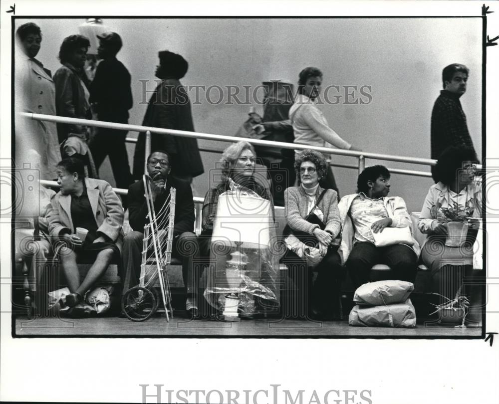 1985 Press Photo While some rest the other come &amp; go at the White Elephant Sale - Historic Images