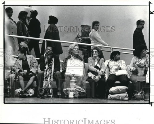 1985 Press Photo While some rest the other come & go at the White Elephant Sale - Historic Images