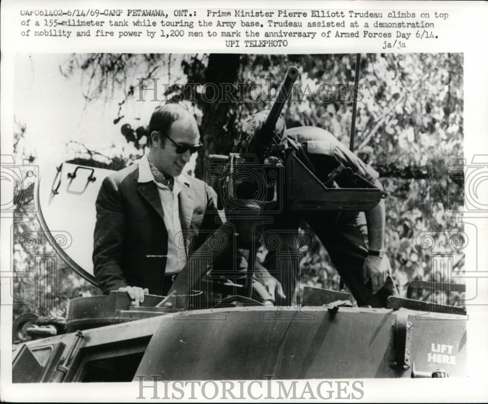 1969 Press Photo Canadian Prime Minister Pierre Trudeau tours a tank at Army bas - Historic Images