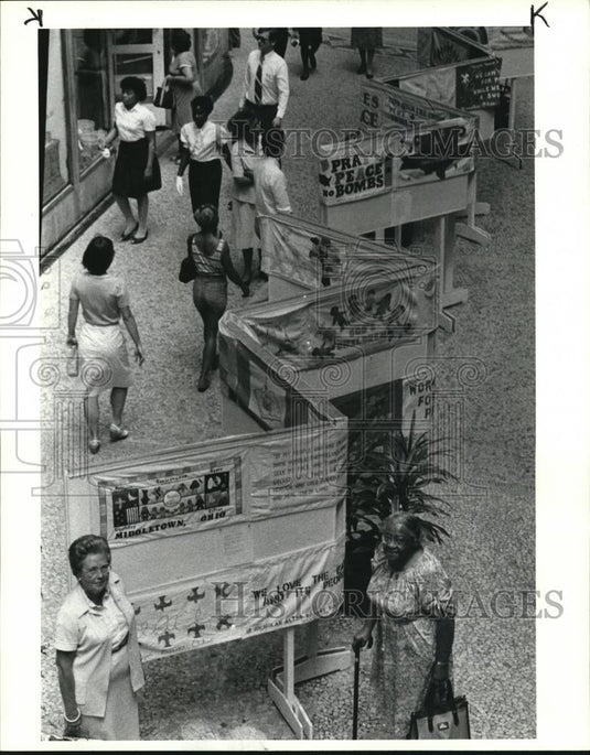 1984 Press Photo Unveiling of peace ribbon in old arcade Church Women United - Historic Images