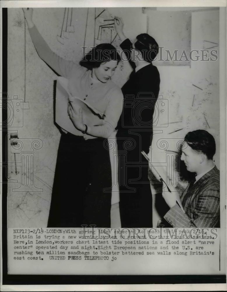 1953 Press Photo London workers at a map of British east coast flood areas - Historic Images