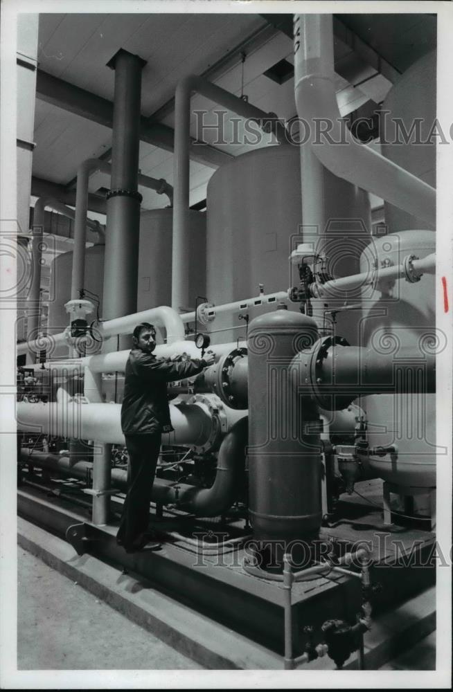 1977 Press Photo Richard Frech in oxgenation building at Euclid Ohio - nee85768 - Historic Images