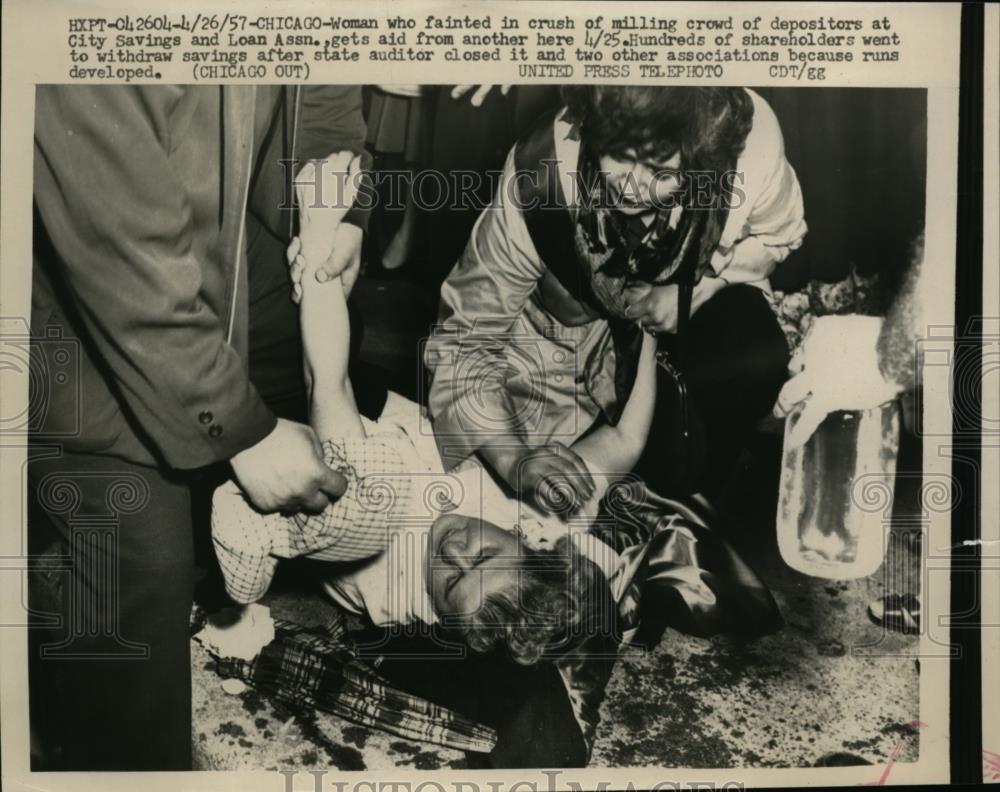 1957 Press Photo Women fainted in crush of Milling crowd of depositors at Bank - Historic Images