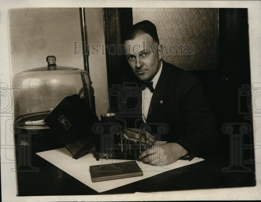 1929 Press Photo HB Hendrickson Bureau of Standards &amp; instument for a flight - Historic Images