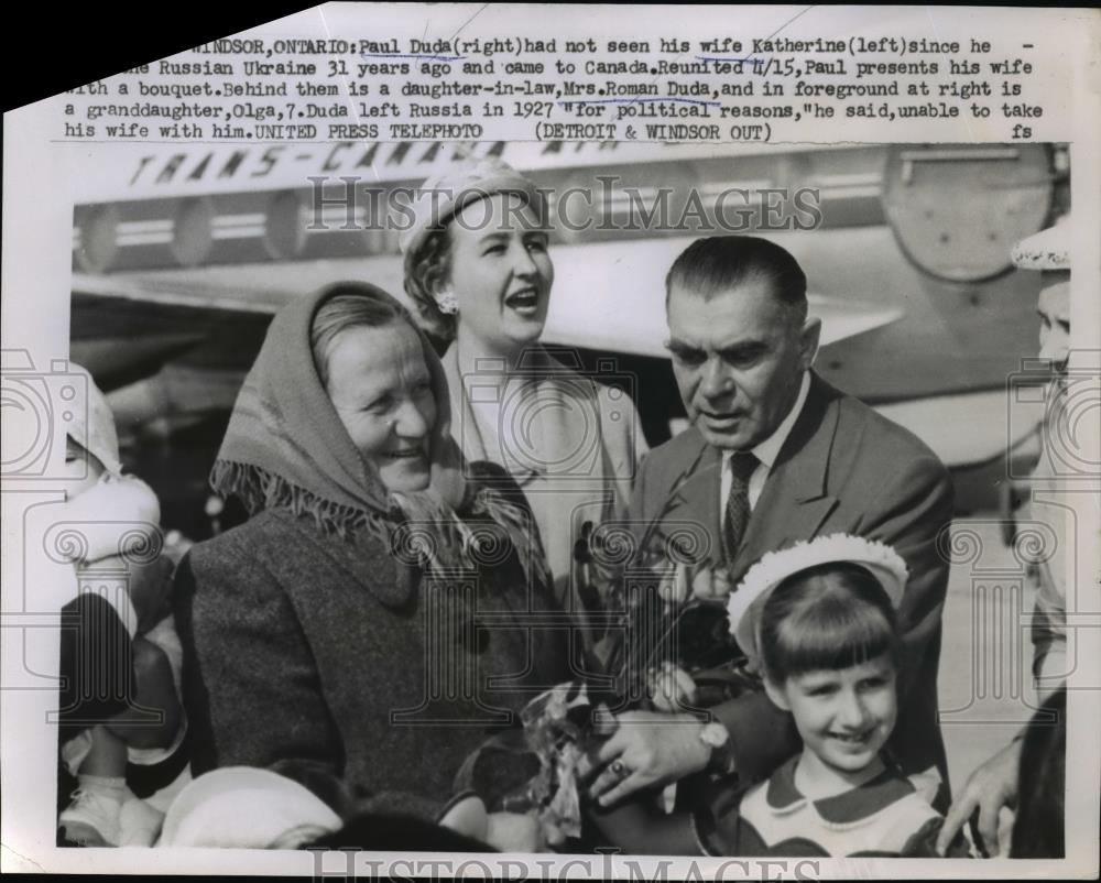 1958 Press Photo Paul Duda reunited with wife at 31 years in Russian Ukraine. - Historic Images