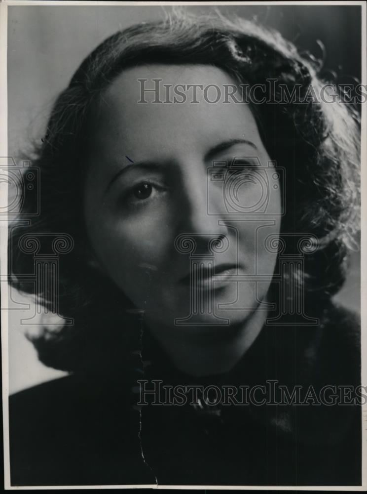 1947 Press Photo Olivia Manning author of The Reluctant Rescue from Doubleday - Historic Images