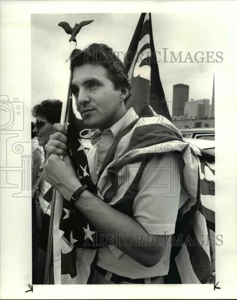 1984 Press Photo Bernard Kosevsky with the American flag during the 10km march - Historic Images