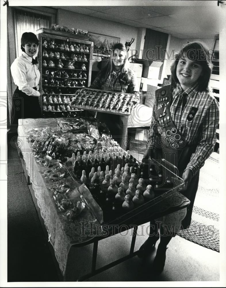 1983 Press Photo The $8, 000 worth of candy for a trip to Switzerland - Historic Images
