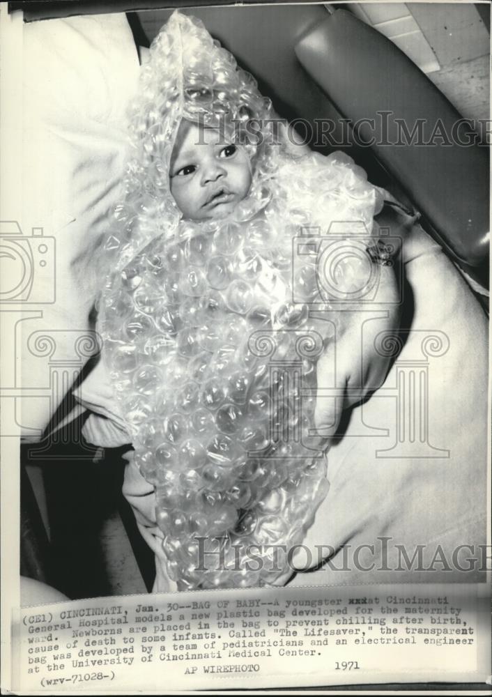 1971 Wire Photo The youngster at the General Hospital with a plastic bag - Historic Images