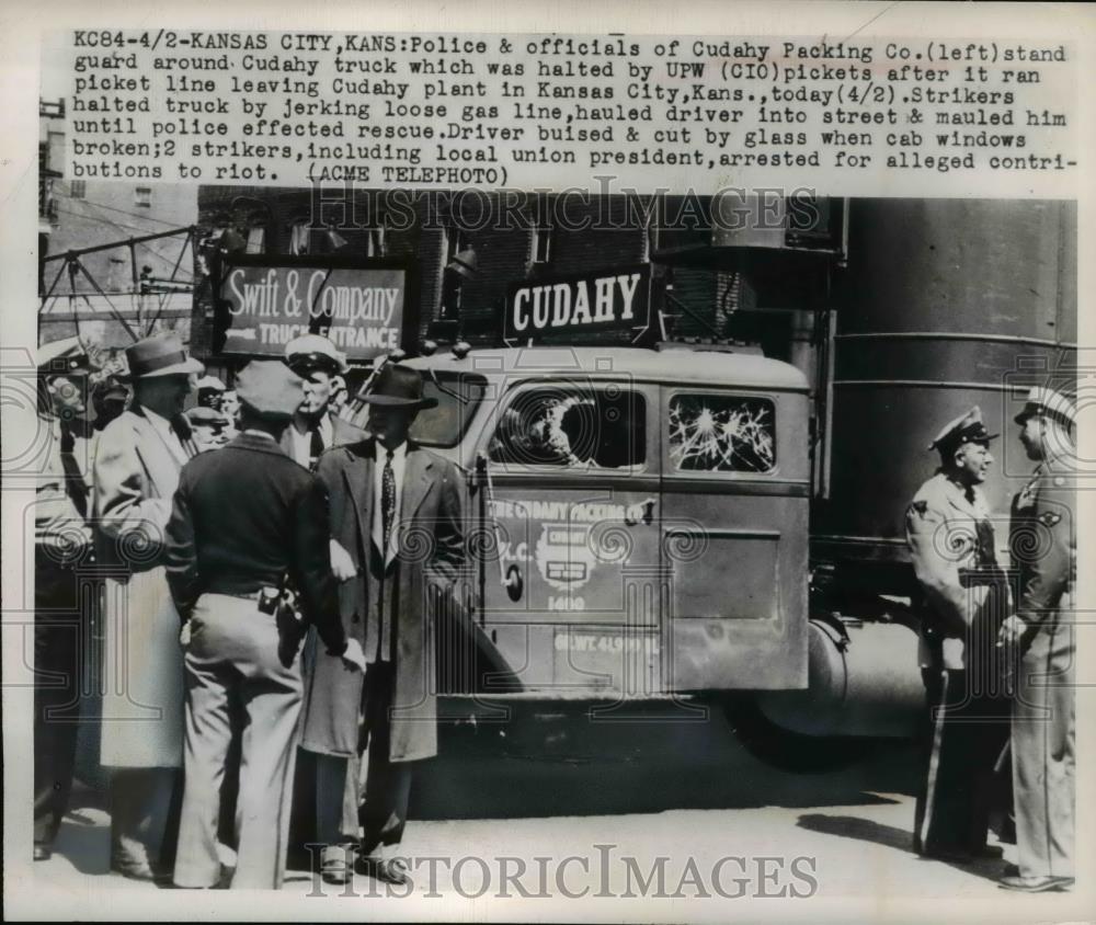 1948 Press Photo Cudahy Packing Co pickets &amp; police in Kansas City Kansas - Historic Images