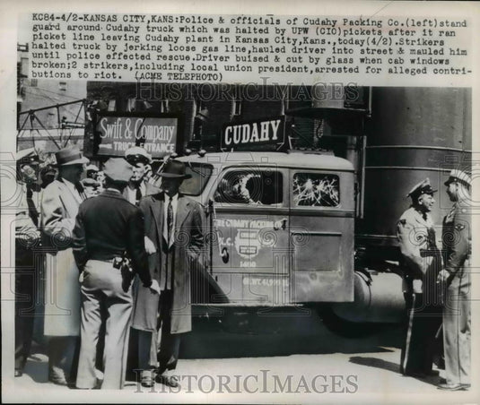 1948 Press Photo Cudahy Packing Co pickets & police in Kansas City Kansas - Historic Images