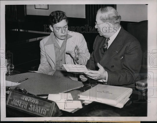 1944 Press Photo Chicago Judge Joseph Sabath & Harve Fischman at court - Historic Images