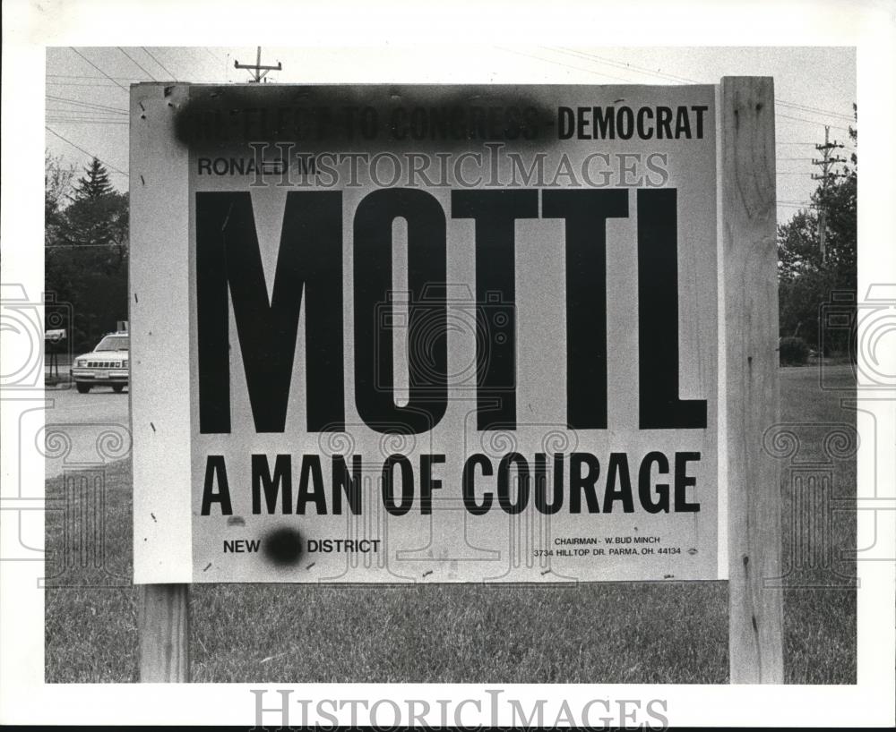 1983 Press Photo One of Ron Mottl&#39;s &quot;recycled&quot; signs used in son&#39;s campaign - Historic Images