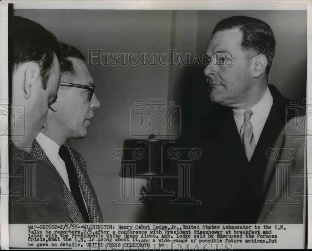 1955 Press Photo Henry Cabot Lodge, U.S. Amb. to U.N. talks with reporters. - Historic Images