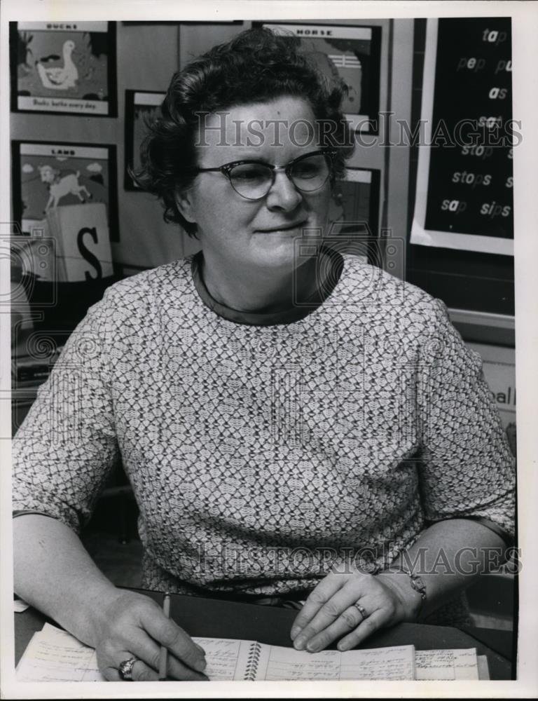 1966 Press Photo Mrs Dulah Henry 1st grade teacher at Paul Laurence school - Historic Images