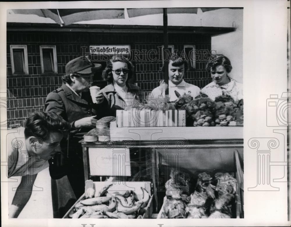 1960 Press Photo Junior Red Crossers visit Europe stop for refreshment - Historic Images