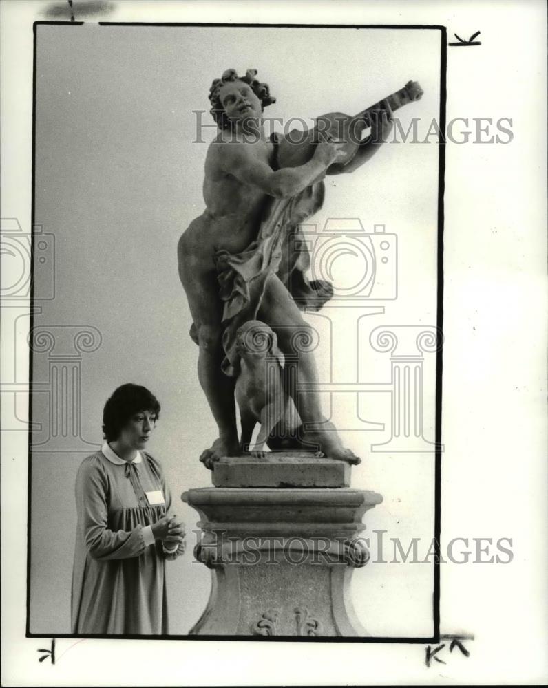 1982 Press Photo Children's art classes at the Art Museum. Gila Fox gives one of - Historic Images