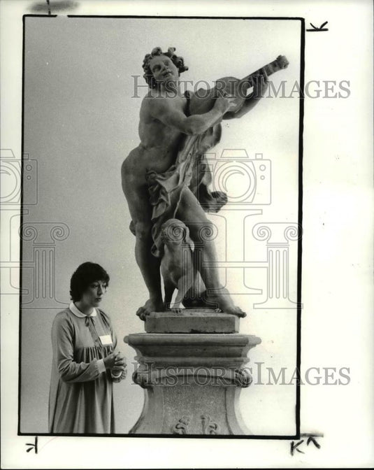 1982 Press Photo Children's art classes at the Art Museum. Gila Fox gives one of - Historic Images