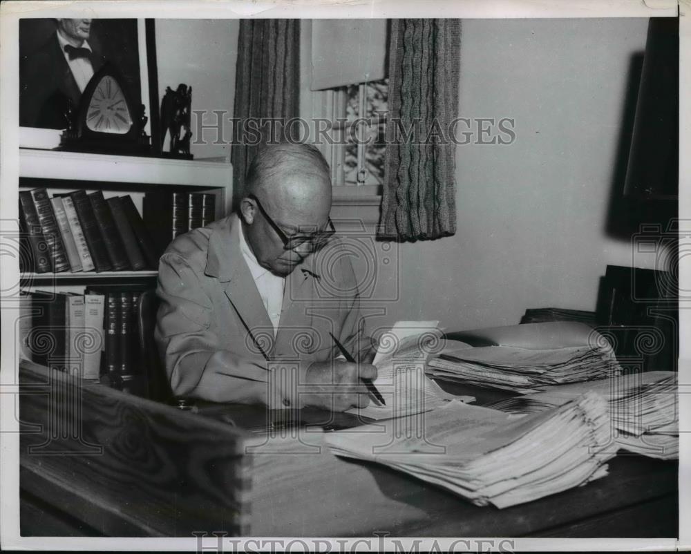 1959 Press Photo President Eisenhower at his desk signing a bill - nee84430 - Historic Images