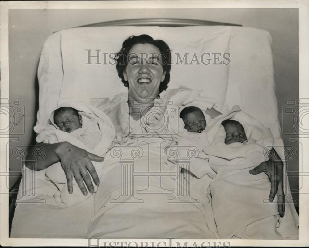 1940 Press Photo Mrs Arthur Smith &amp; baby triplets in Elizabeth NJ hospital - Historic Images