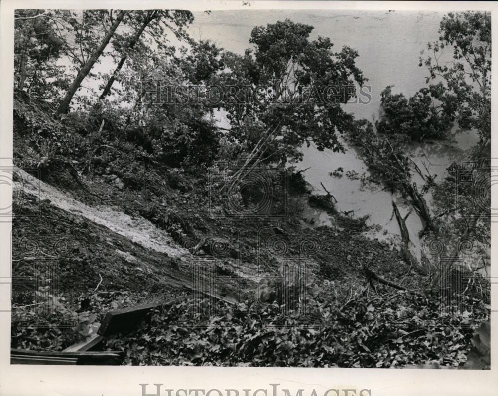 1969 Press Photo A landslide in a backyard of Cleveland Mayor&#39;s Robert Lawther - Historic Images