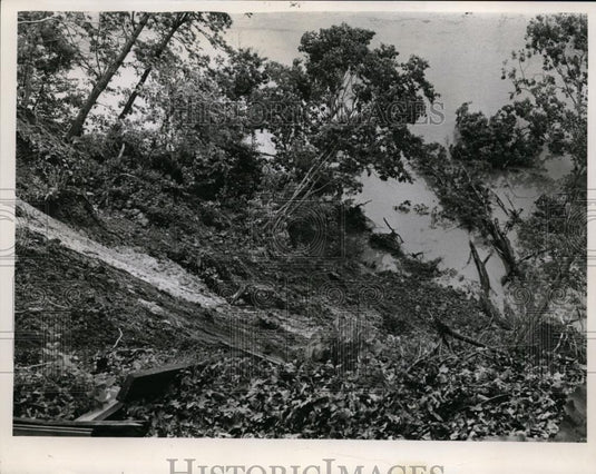 1969 Press Photo A landslide in a backyard of Cleveland Mayor's Robert Lawther - Historic Images
